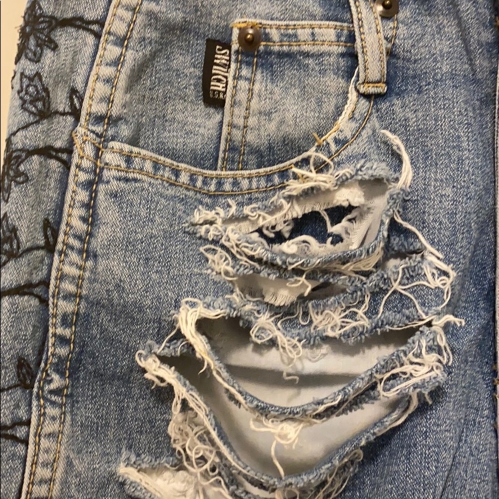 LIKE NEW HIGH WAISTED DETAILED JEAN SHORTS - Picture 2 of 6